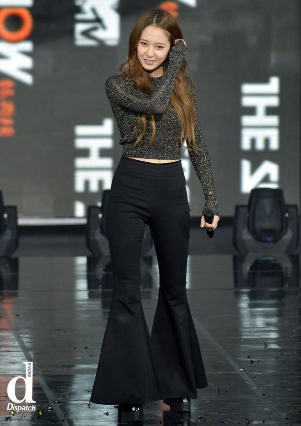 Quần ống loe là một trong những xu hướng thời trang trở lại trong năm 2015, nhờ lợi thế vóc dáng thanh mảnh, Krystal chinh phục loại quần này. Đặc biệt hơn, nữ ca sĩ phối quần ống loe với áo thun sequin dáng crop top, tạo diện mạo thời thượng. 