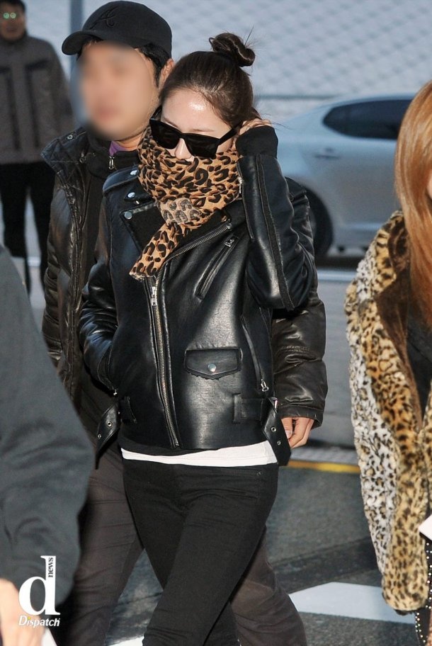 Set đồ khá sành điệu với jacket da có thêm món đồ không bao giờ lỗi mốt là khăn quàng họa tiết da báo. 