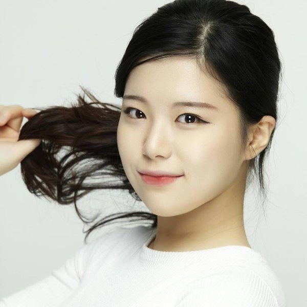 Ngày 14/12, nữ diễn viên Kang Doo Ri qua đời vì tự tử ở tuổi 22. Trong quá trình điều tra, cảnh sát phát hiện nữ diễn viên để lại những dòng tin nhắn với nội dung chán chường cuộc sống gửi bạn bè 3 ngày trước khi cô qua đời.  Kang Doo Ri sinh năm 1993, hiện là diễn viên được chú ý trên màn ảnh Hàn nhờ phim Sassy Go Go của đài KBS.