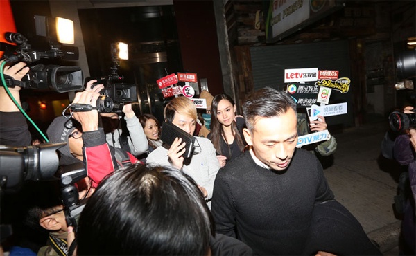 Phóng viên bủa vây cặp đôi.