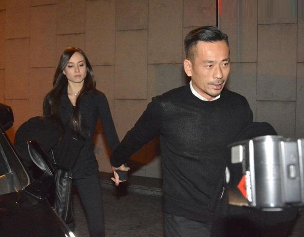 Châu Trác Hoa nắm chặt tay người tình - nữ diễn viên Liêu Bích Lệ giữa rừng phóng viên.