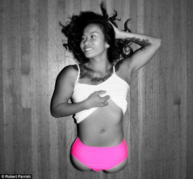 Bối cảnh bộ ảnh hầu hết diễn ra trong một căn hộ, tạo hình của Kanya là những công việc thường nhật như đọc sách, đánh răng … Trò chuyện với tạp chí People mới đây về bản thân, Kanya nói: “Tôi cảm thấy thoải mái với cơ thể mình, tôi gợi cảm theo cách riêng”. 