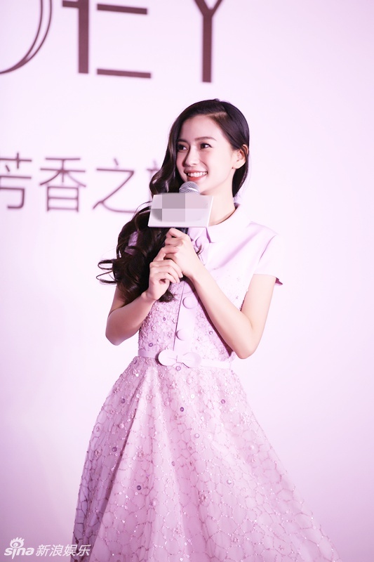 Để tôn vẻ dịu dàng, duyên dáng, người đẹp sinh năm 1989 trang điểm tông son màu cam.