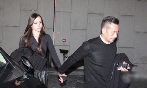 Hành động công khai tình cảm với người tình là nguyên nhân khiến vợ Trác Hoa đệ đơn ly hôn.