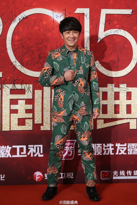 Trần Hạo Dân mặc trang phục sặc sỡ trên thảm đỏ.