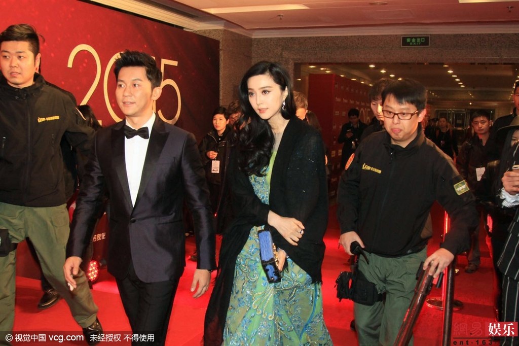 Phạm Băng Băng được Lý Thần tháp tùng tại sự kiện trao giải Quốc kịch thịnh điển diễn ra vào tối 19/12. Cô bất ngờ trước thông tin lộ ảnh phản cảm.