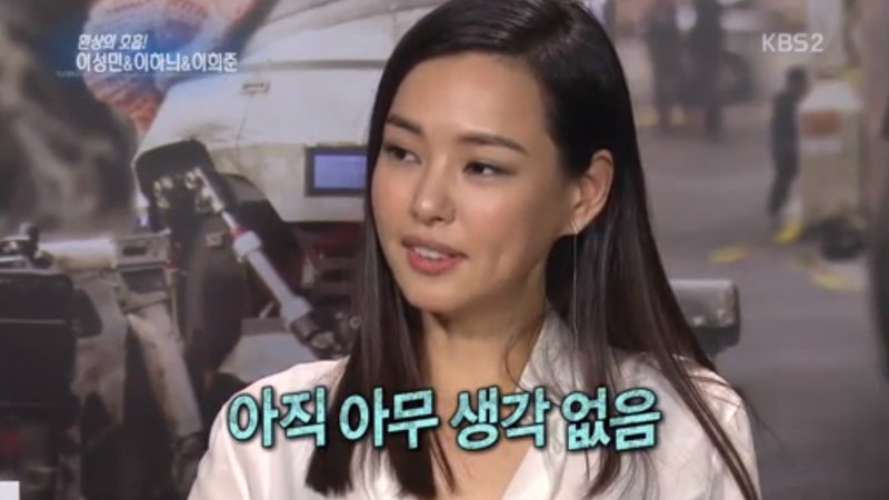 Honey Lee trong chương trình Entertainment Weekly.