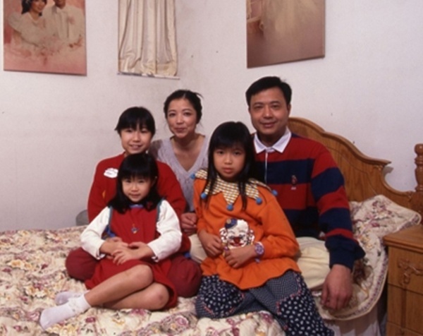 Quảng Tá Huy bên vợ con.