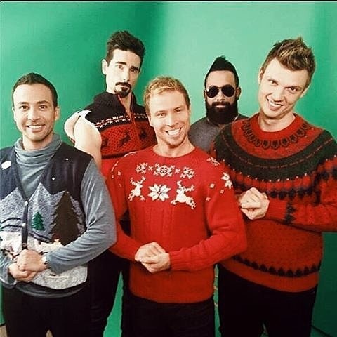 Các thành viên Backstreet Boys tụ hội trong trang phục là những chiếc áo len Giáng sinh truyền thống.