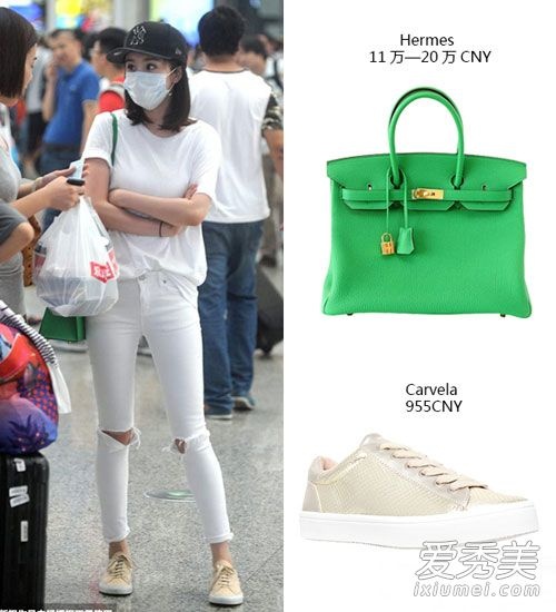 Hình ảnh Dương Mịch mặc trang phục thể thao màu trắng, đeo khẩu trang, đội mũ đen phối túi xách Hermes có giá đến 200.000 NDT (tương đương 700 triệu đồng). Cô đi giày thể thao Carvela.