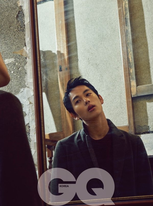 Nam ca sĩ kiêm diễn viên Im Si Wan thể hiện nét trầm lặng trên ấn phẩm dành cho đàn ông GQ Hàn Quốc. 
