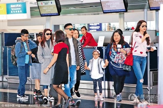 Cô đi cùng gia đình của vị hôn phu.