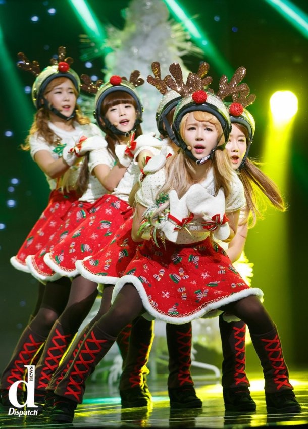 Nhóm Crayon Pop nổi tiếng với đồng phục mũ bảo hiểm, mặc váy ngoài quần. Khi lên sân khấu mùa lễ Giáng sinh, nhóm biến tấu bằng cách đính nơ, chuyển sang màu đỏ- trắng đặc trưng và không quên đính sừng tuần lộc lên mũ bảo hiểm.