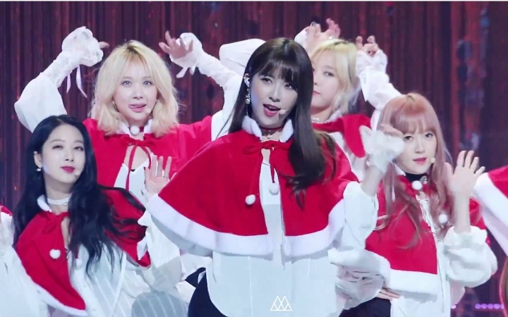 Nhóm nữ 9Muses biểu diễn ca khúc Santa Baby tại Open Concert mới đây. Ngoài trang phục biểu diễn là áo sơ mi và quần shorts, các cô gái mặc thêm áo cape đỏ theo phong cách Noel.