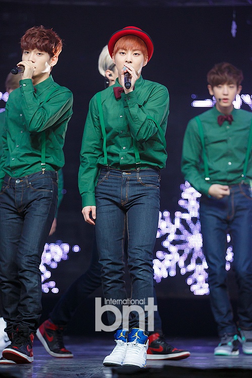 Năm ngoái, trang phục diễn của EXO là áo sơ mi xanh – một trong những màu sắc Noel cùng jeans bảnh bao.