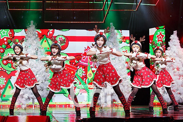 Trang phuc bieu dien dam chat Giang sinh cua sao Kpop hinh anh