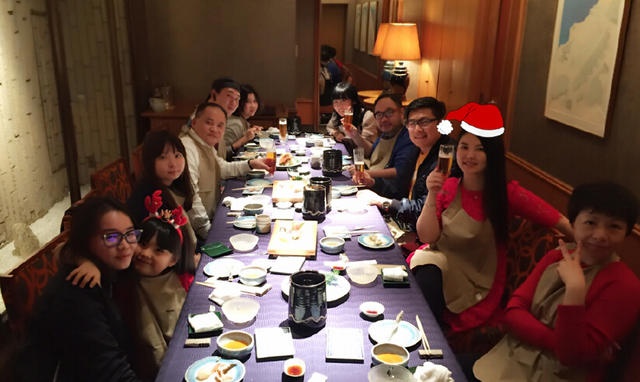 Gia đình Lý Tương - nhạc sĩ Vương Nhạc Luân vui vẻ thưởng thức bữa tối chờ Giáng sinh.