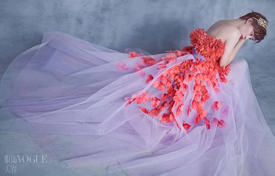 Trên ấn phẩm số tháng 12 của Vogue, Tôn Lệ xuất hiện với vẻ đẹp đầy bí ẩn. Cô mặc váy khoe lưng trần, toàn thân váy che kín bởi cánh hoa, tạo cảm giác như cõi thần tiên.
