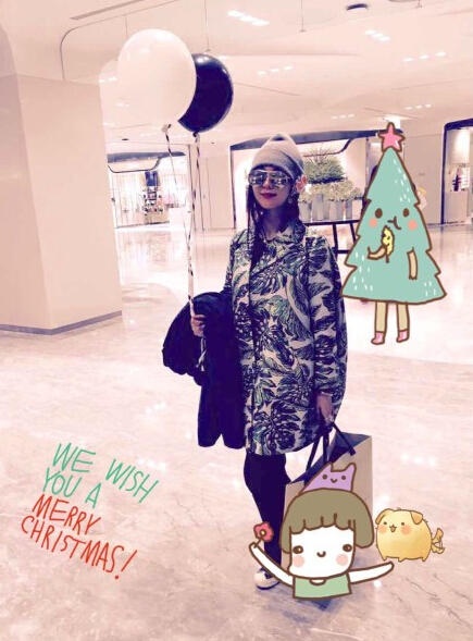 Trên trang cá nhân, cô đăng tải kèm tấm ảnh với lời chúc Giáng sinh an lành.