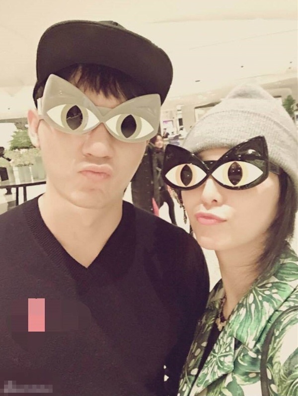 Lý Thần và Phạm Băng Băng dành trọn tối 24/12 bên nhau. Theo Sina, cặp đôi cùng đi mua sắm tận hưởng kỳ Giáng sinh đầu tiên bên nhau.