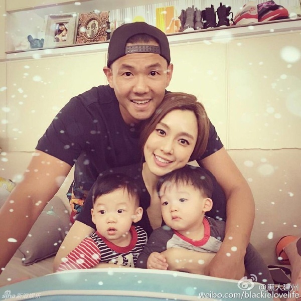 Phạm Vỹ Kỳ và Trần Kiến Châu hạnh phúc bên hai thiên thần nhỏ.