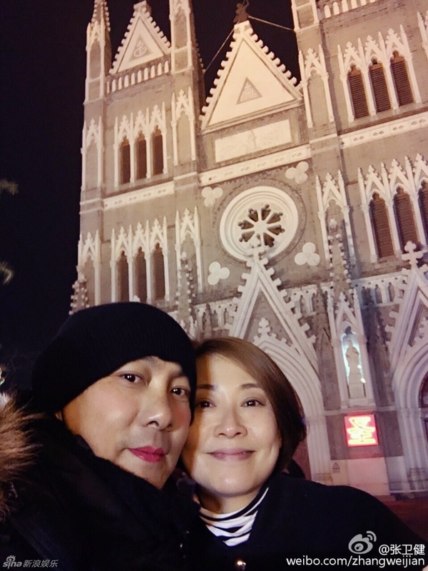 Khá lâu Trương Vệ Kiện mới chia sẻ ảnh bên người thân. Anh chụp tấm ảnh này ngay trước cửa chính của Nhà thờ lớn.