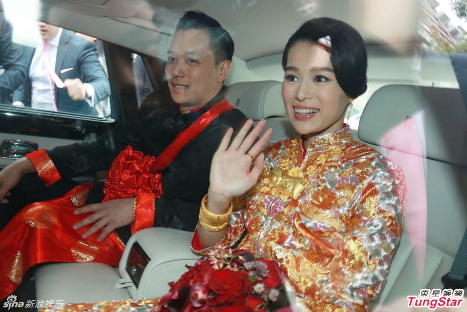 Ho Hanh Nhi deo vong vang triu tay trong le ruoc dau hinh anh