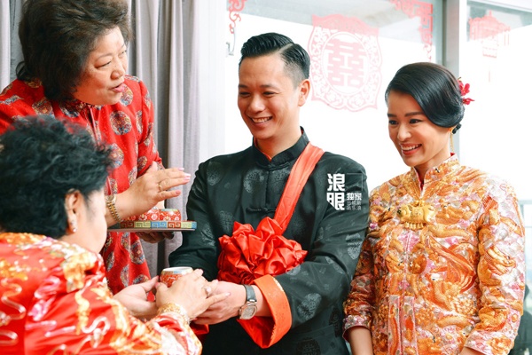 Cặp đôi làm lễ dâng trà với bậc phụ mẫu. 