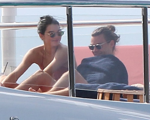Kendall Jenner va Harry Styles au yem tren du thuyen hinh anh