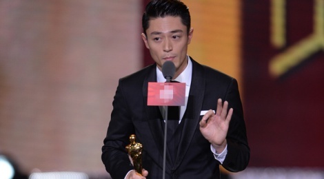 Hoac Kien Hoa kho xu vi su co truyen hinh tai dem trao giai hinh anh