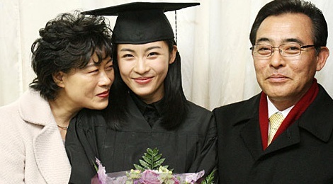 Cha Ha Ji Won qua doi khong kip xem phim moi cua con hinh anh