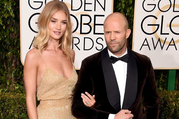 Tai tu ‘Nguoi van chuyen’ dinh hon voi ban gai kem 20 tuoi hinh anh