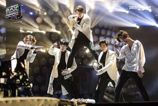 Thu nhap sao Kpop tang manh nam 2015 hinh anh