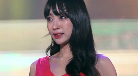 Ban gai Junsu (JYJ) bat khoc tren san khau vi bi treu choc hinh anh