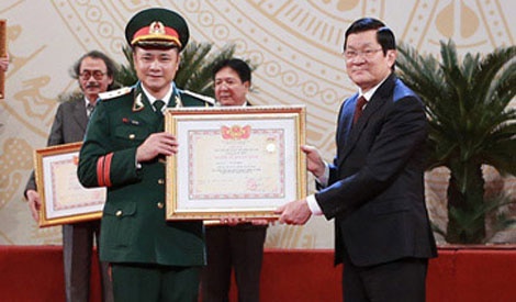 Bo Tu Long tu hao khi con trai nhan danh hieu NSND hinh anh