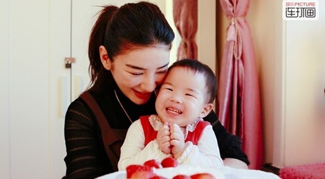 Huynh Dich buc xuc sau khi chong cu len dua con sang My hinh anh