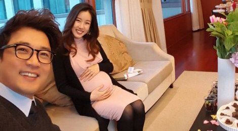 Ahn Jae Wook mo tiec mung con gai sap chao doi hinh anh