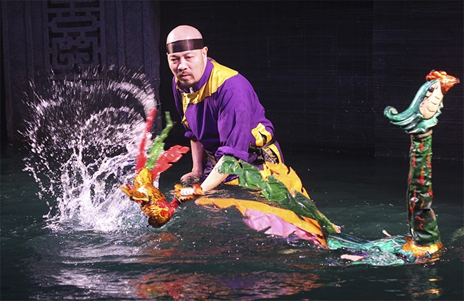 Nghe si mua roi ngam minh duoi nuoc trong thoi tiet 5 do C hinh anh