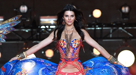 Kendall Jenner chua tung hoc catwalk hinh anh