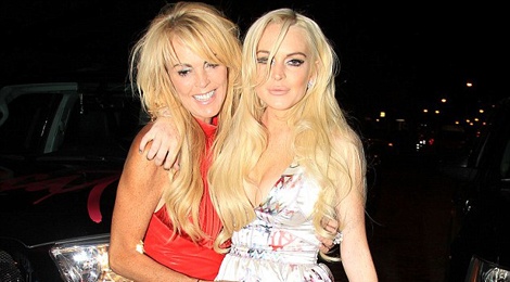 Lindsay Lohan trach moc me de hinh anh