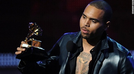 Chris Brown mia mai Grammy 2016 hinh anh