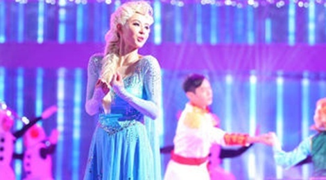 Truong Ba Chi hat 'Let It Go' mung xuan hinh anh