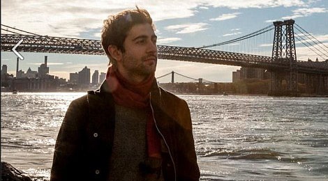 Dien vien tre bi hon me vi canh treo co tren san khau hinh anh