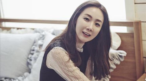 Choi Ji Woo phu nhan hen ho dong nghiep dien trai hinh anh