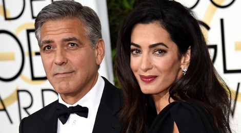 George Clooney quy goi nua tieng de cau hon hinh anh