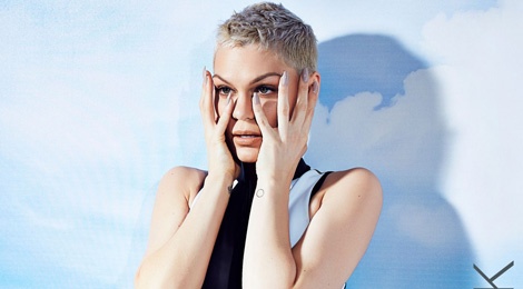 Jessie J buon vi khong noi tieng o que nha hinh anh