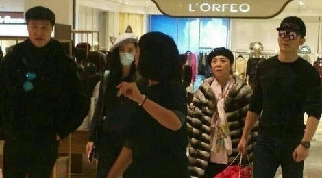 Pham Bang Bang, Ly Than mua sam voi bo me truoc Giao thua hinh anh