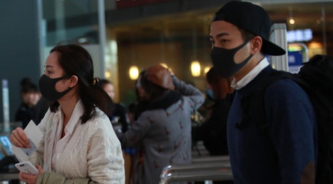 Duong Mich, Luu Khai Uy xuat hien chung tai san bay hinh anh