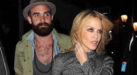 Kylie Minogue bi don dinh hon voi ban trai kem 19 tuoi hinh anh