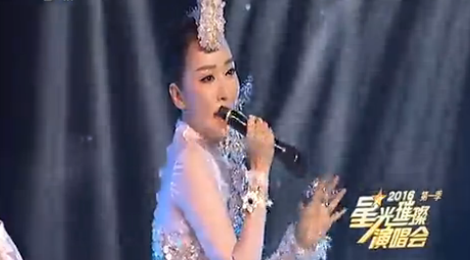 Nu ca si lo hat nhep khi cam micro nguoc tren truyen hinh hinh anh